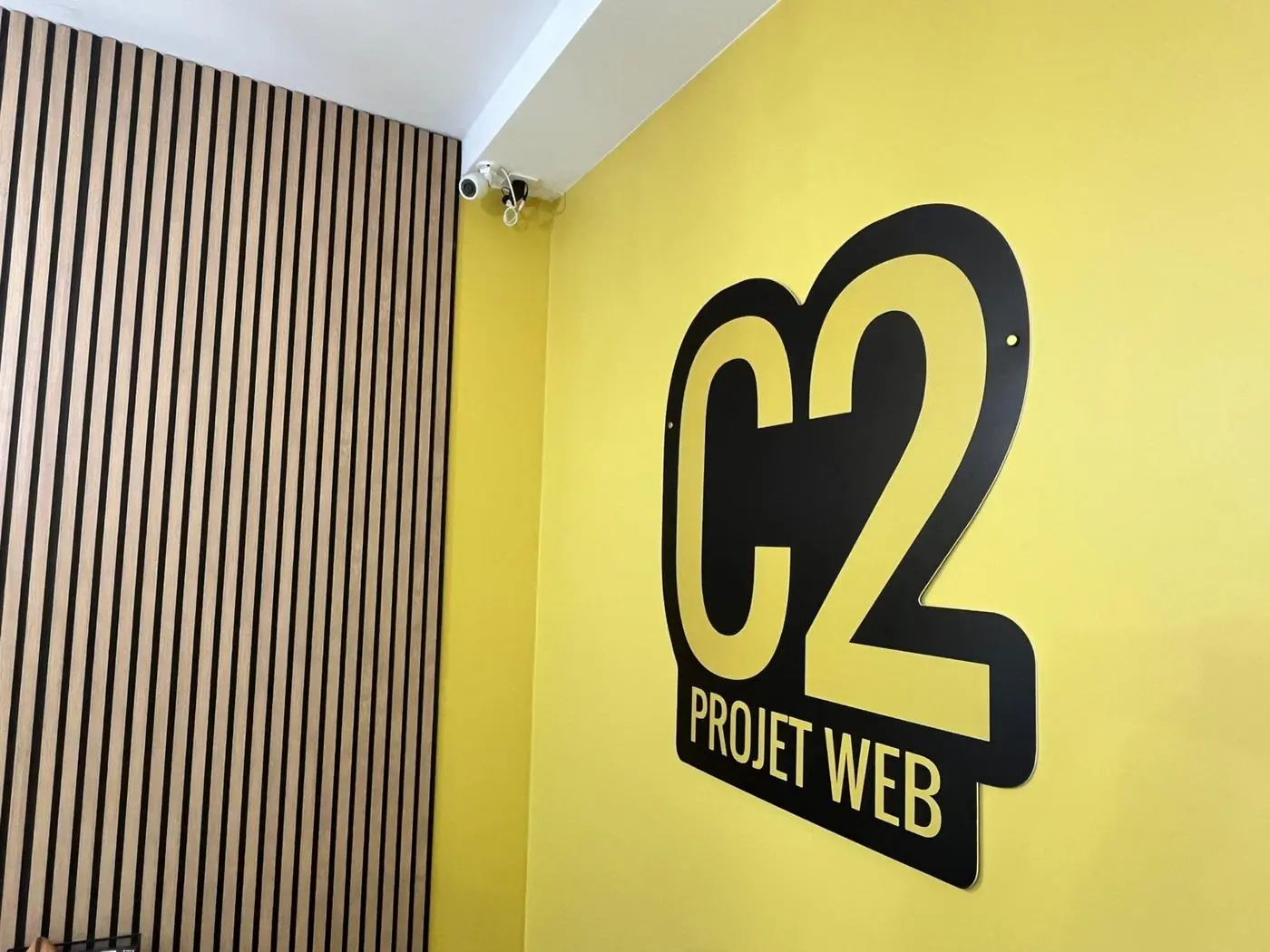 Le logo C2 Projet Web dans les bureaux